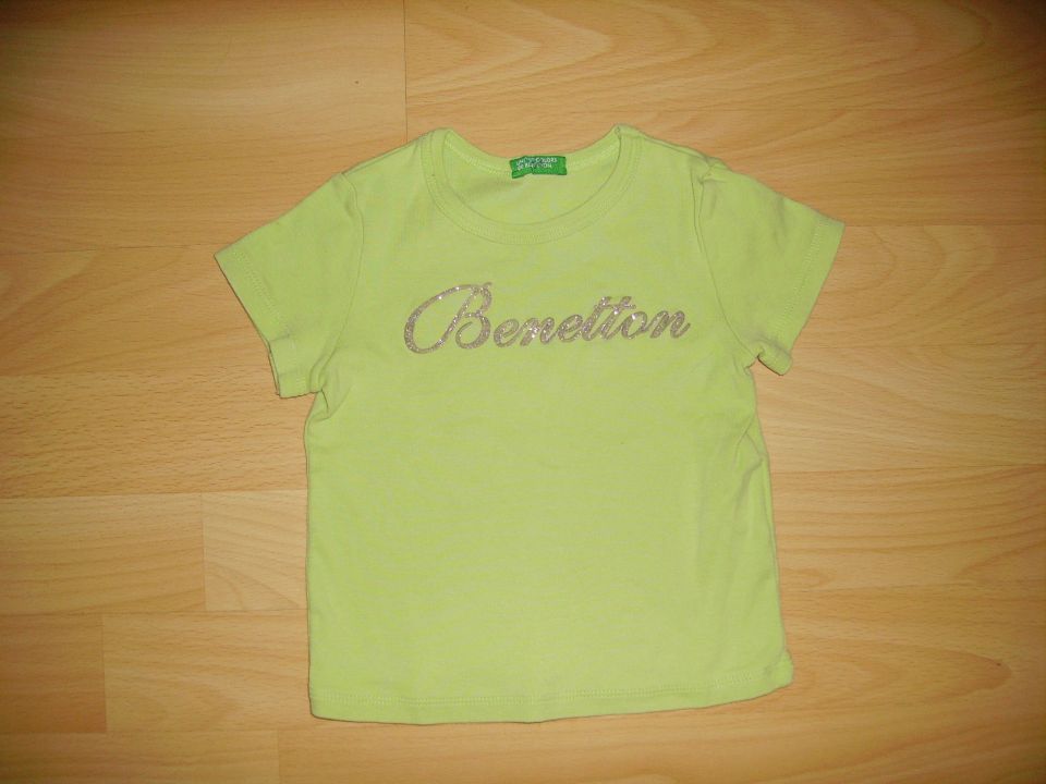 majčka BENETTON v 82 cena 4 eur oblečena 3-4 krat