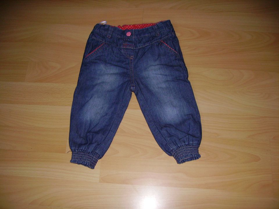 jeans  podložene C&A v 80 cena 3 eur oblečene 2-3 krat