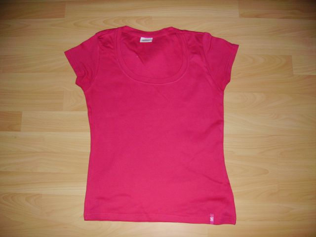 Majica v 42 cena 2,50 eur oblečena par krat - pink barva