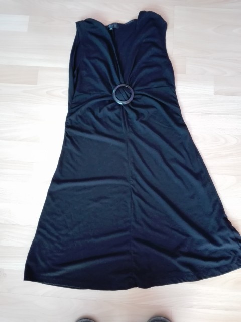 Oblekica AMISU v 38 cena 6 eur - črna barva