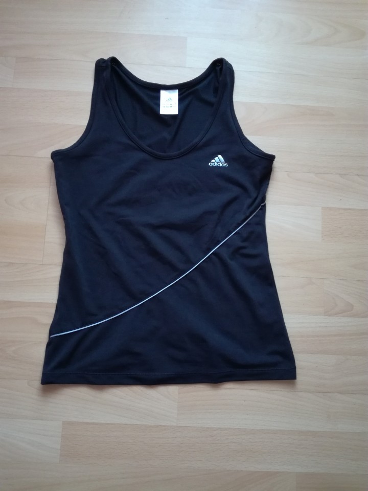 športna majica ADIDAS v 38 cena 9 eur oblečena 3-4 krat -črna barva