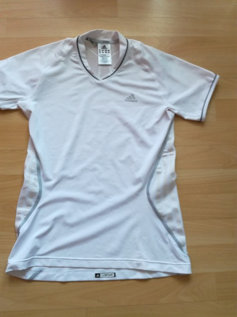 športna majica ADIDAS v 38 cena 13 eur oblečena par krat - bela barva