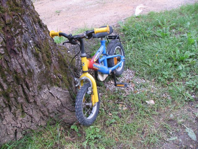 Otroška oprema; stolček za kolo, kolesa - foto