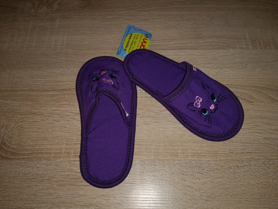 vučko copatki št. 33-34 5 €