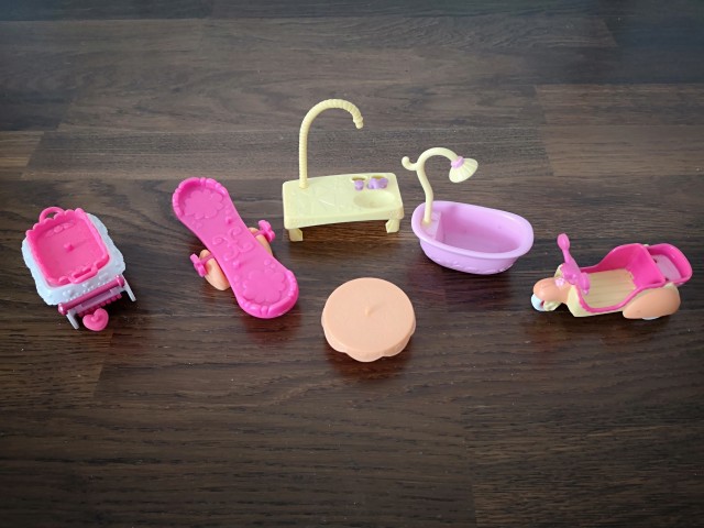 Voziček, gugalnica, kad, umivalnik,...my little pets 3,50 €-komplet