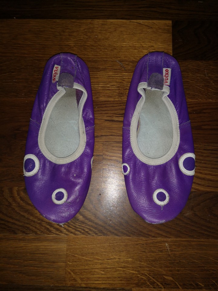 vučko usnjeni copati št. 34 podarim ob nakupu