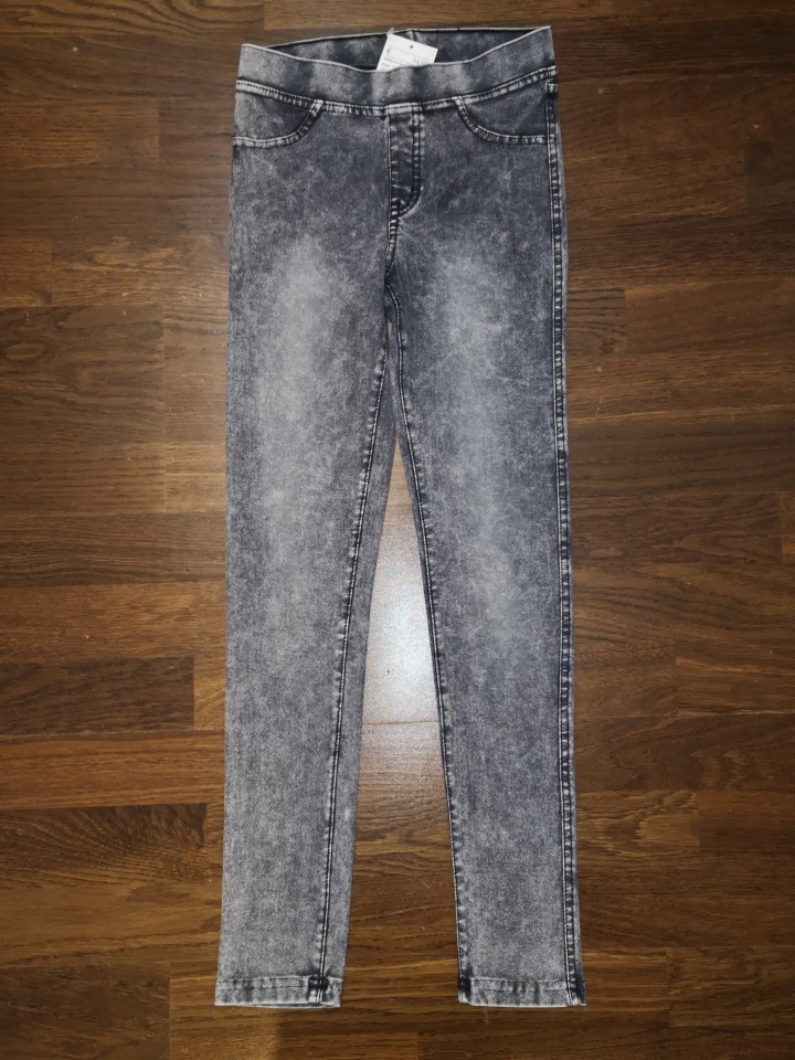 hm legice videz jeansa št. 140 7 €