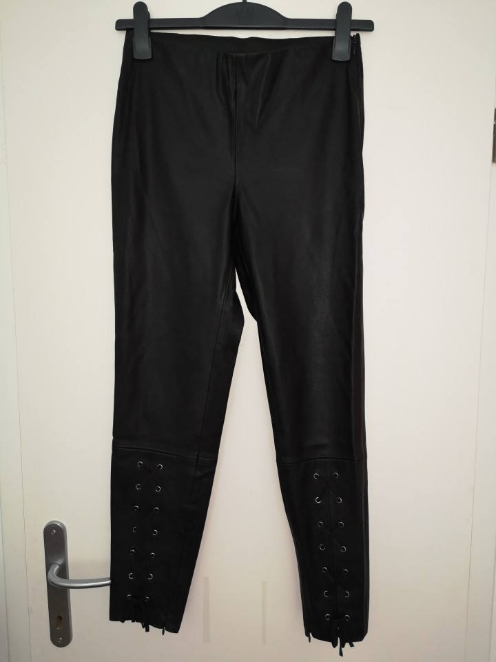zara usnjene hlače št. S 8 €