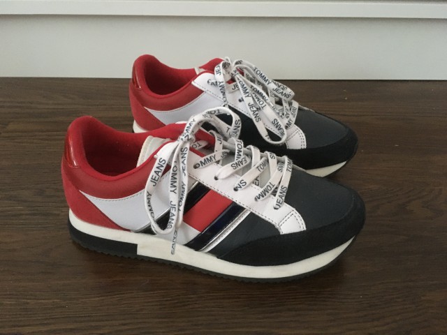 Tommy hilfiger superge št. 37 22 €
