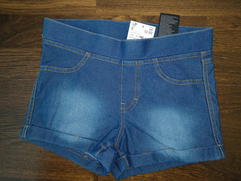 hm kratke hlačke št. 140 5 €