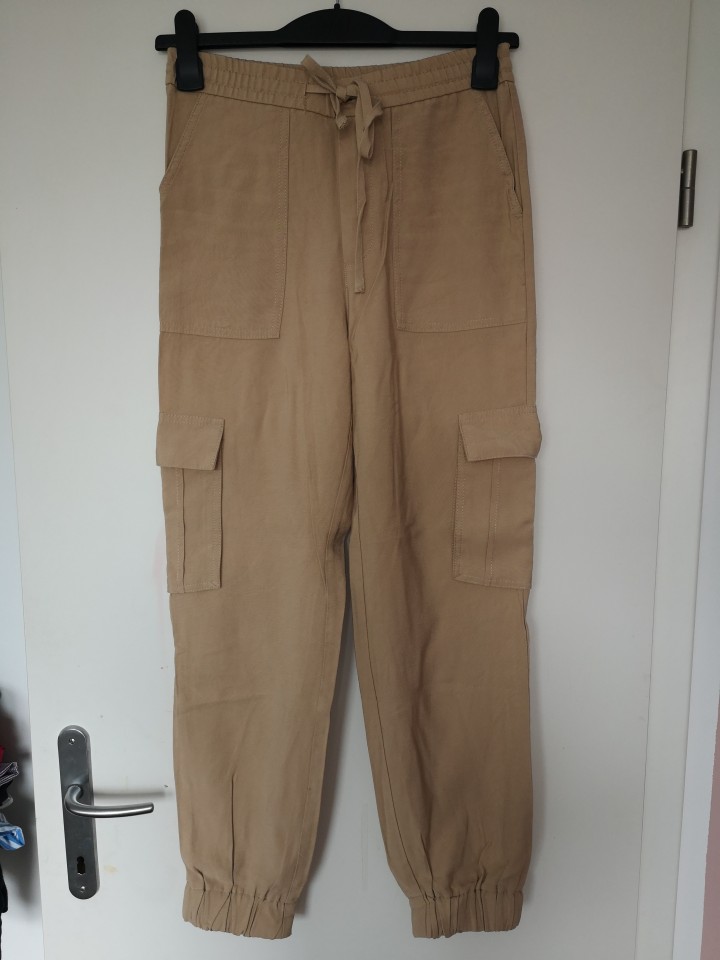 zara hlače št. S  7 €