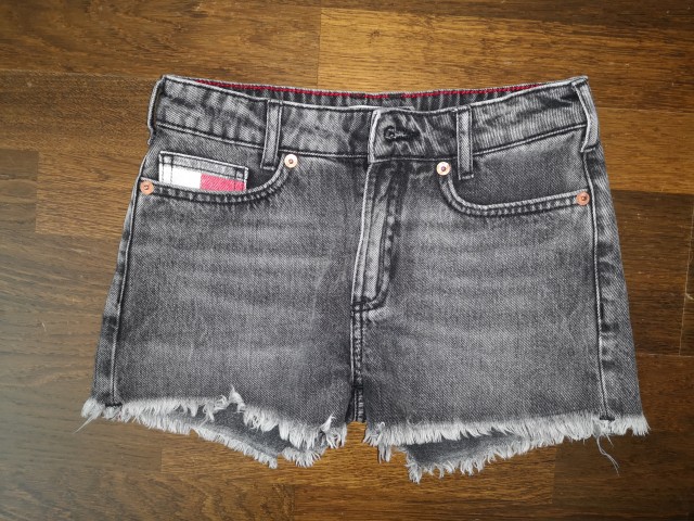 Tommy hilfiger jeans kr. hlačke št. 140  6 €