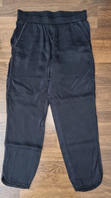 Zara hlače št. XS  7 €