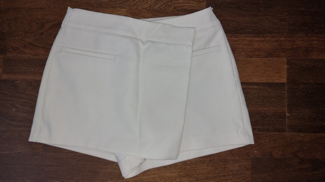 Zara kr. hlačke št. S  6 €