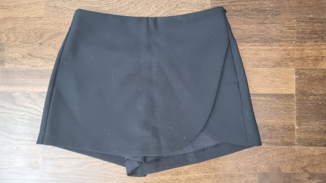 Zara kr. hlače št. S  7 €