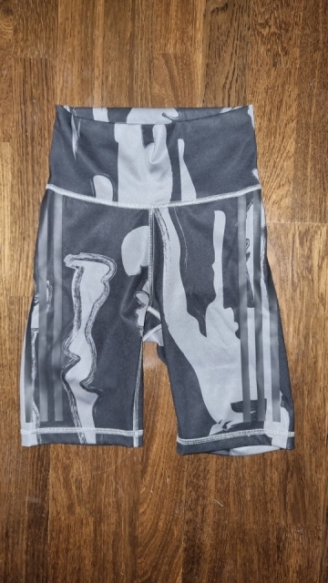 Adidas kratke legice št. XS   5 €