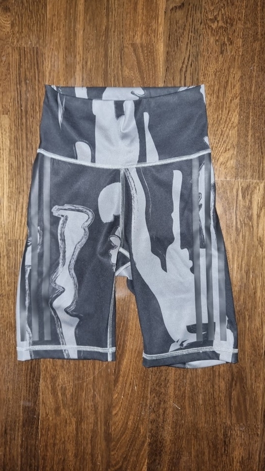 adidas kratke legice št. XS   5 €