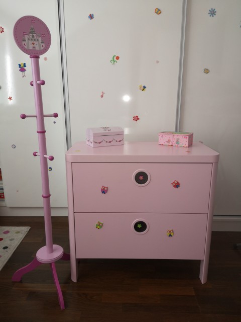 Ikea komoda za deklice + dodatki  .....25 €