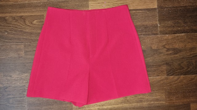 Zara kratke hlačke št. S (bolj xs-s)  7 €