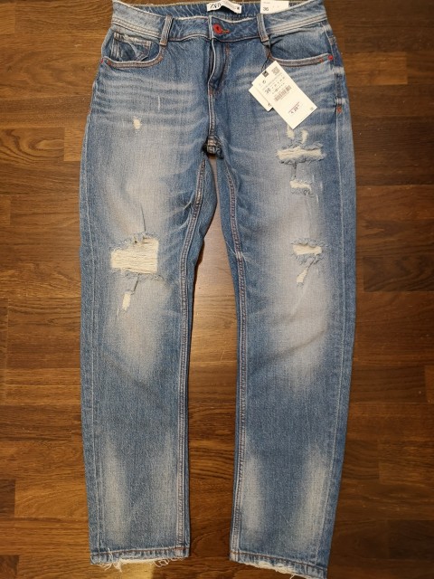 Zara jeans št. 36  8 €