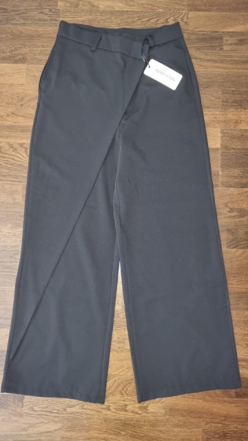 črne elegantne hlače št. S  6 €
