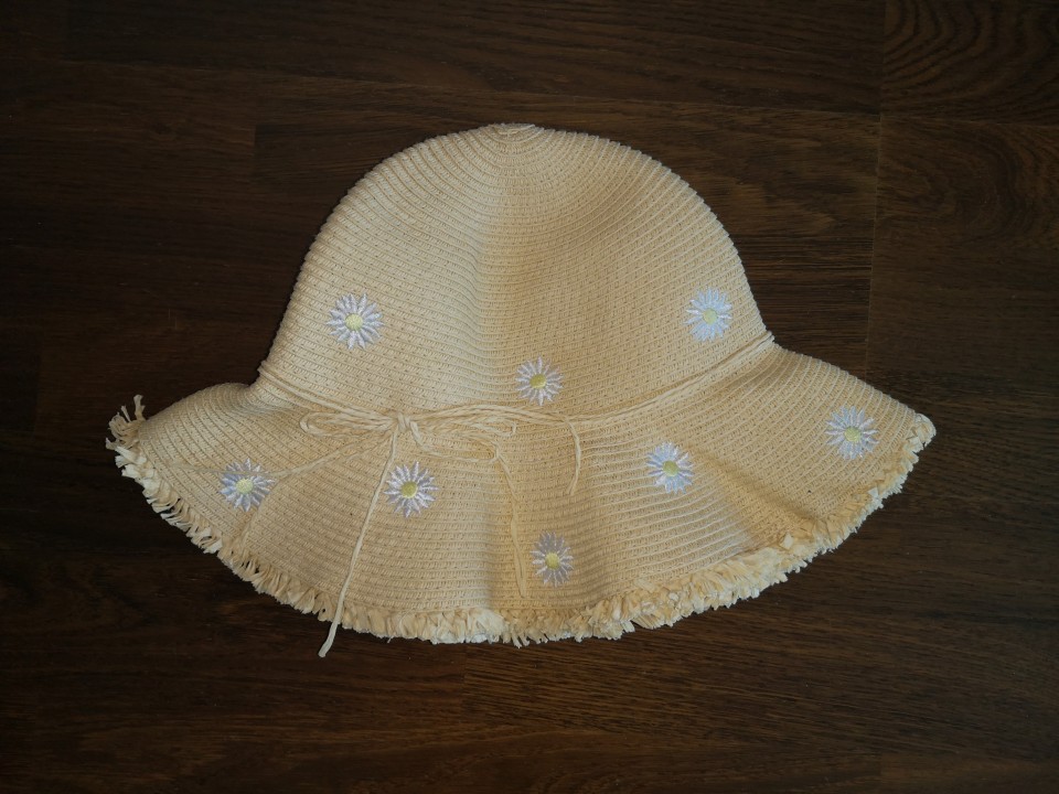 hm poletni klobuček št. 92-104 (večji, naša nosila pri 9 letih) 3 €
