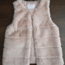 zara kosmat brezrokavnik št. 140  6 €