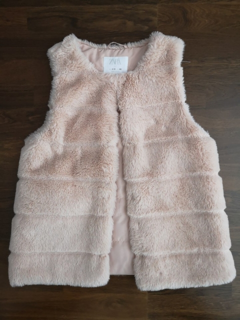 Zara kosmat brezrokavnik št. 140  6 €