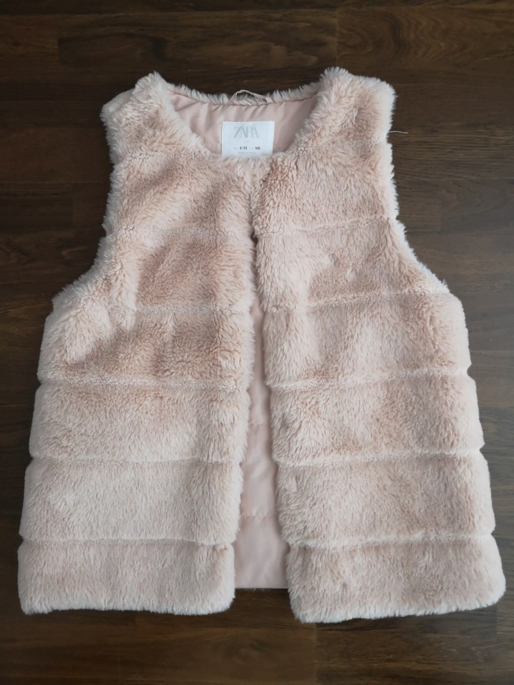 zara kosmat brezrokavnik št. 140  6 €