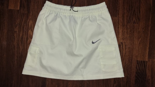Nike kratko krilo št. S    9 €