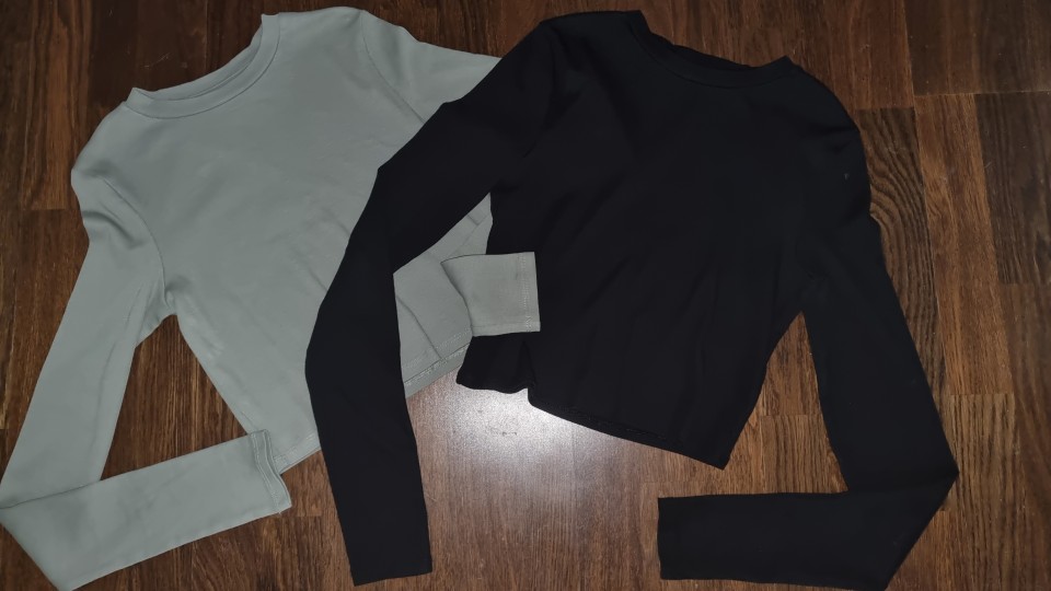 hm crop črna  majčka št. 158-164  4 €