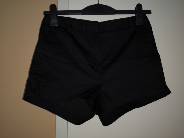 Hm kr. hlače št. 36    4 €
