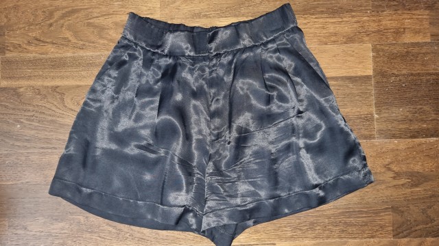 Zara kr. hlače št. S (realno xs-s)  7 €