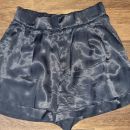 zara kr. hlače št. S (realno xs-s)  7 €