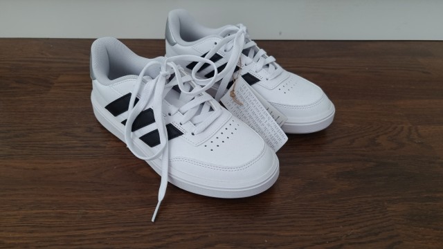 Adidas superge št. 38,5 (ustrezajo št. 38)   25 €