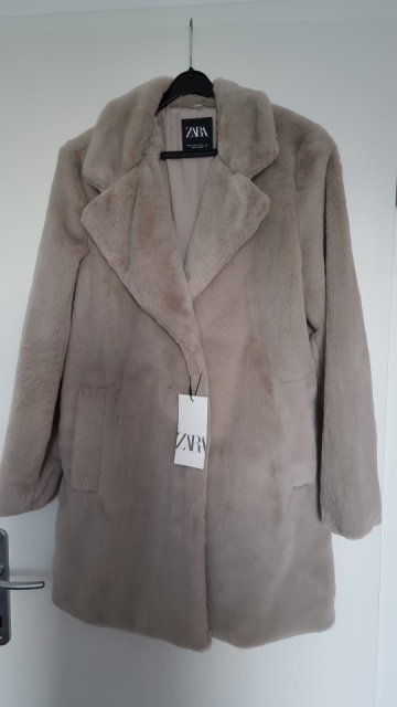 Zara kratek plašček št. XS (velika št., komot še za s-m)  25 €