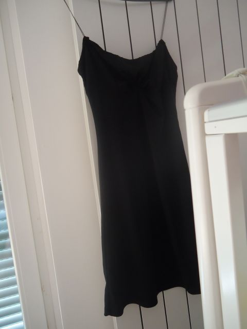 črna obleka, 4€