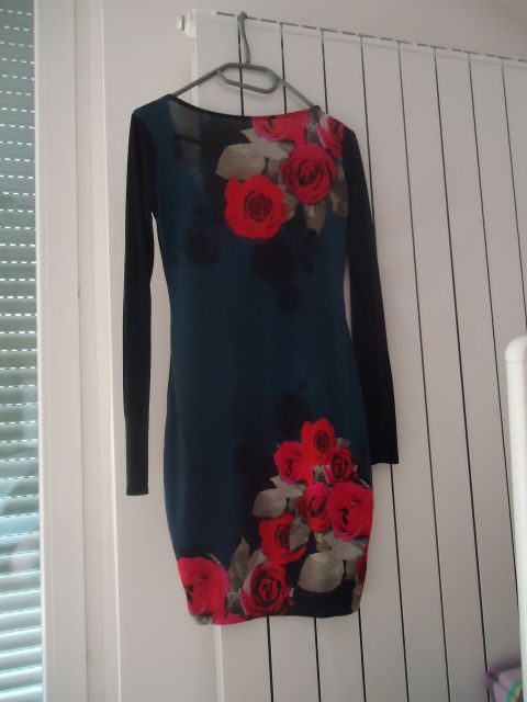črna-temno modro obleka z rdečim cvetličnim vzorcem