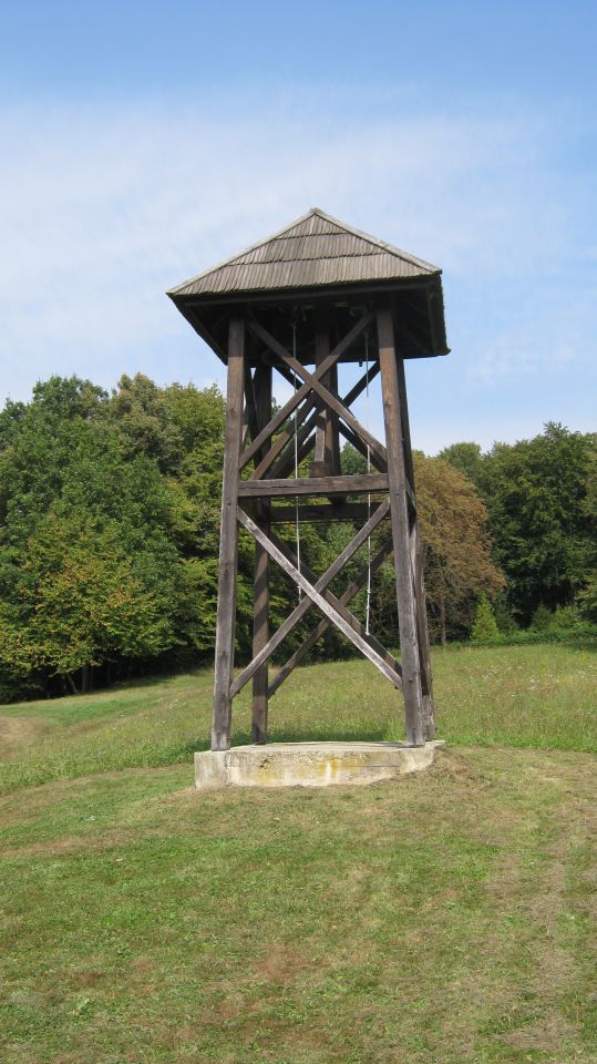 lesen samostoječi zvonik zraven rotunde