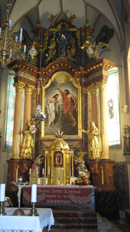 notranjščina cerkve z glavnim oltarjem