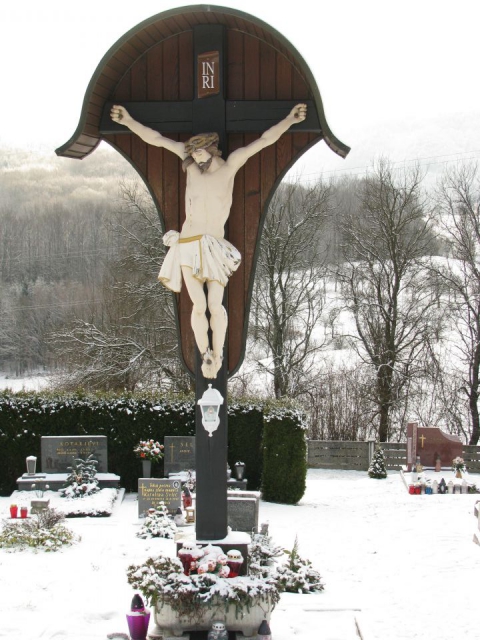 Križ na pokopališču