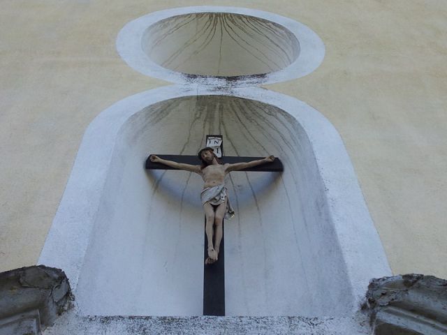 Razpelo nad vhodom v cerkev sv. Primoža pri Šentjurju