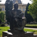 Kip blaženega Antona Martina Slomška pred stolnico v Mariboru