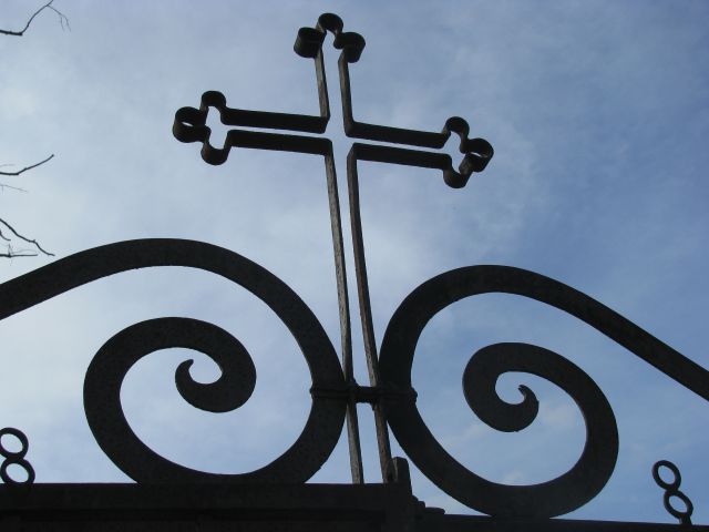Križ na pokopališkem vhodu