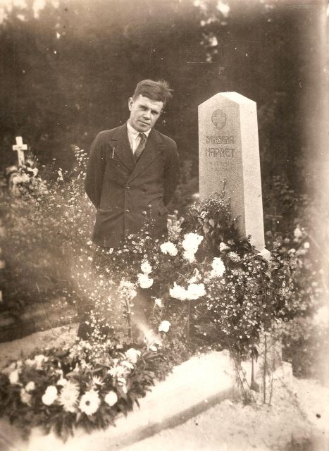 Miha Napret ob grobu svoje mame Barbare
