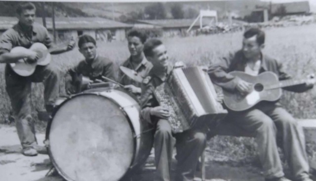 Vojaški ansambel JLA okrog 1950. Levo zgoraj s kitaro Joško Napret.