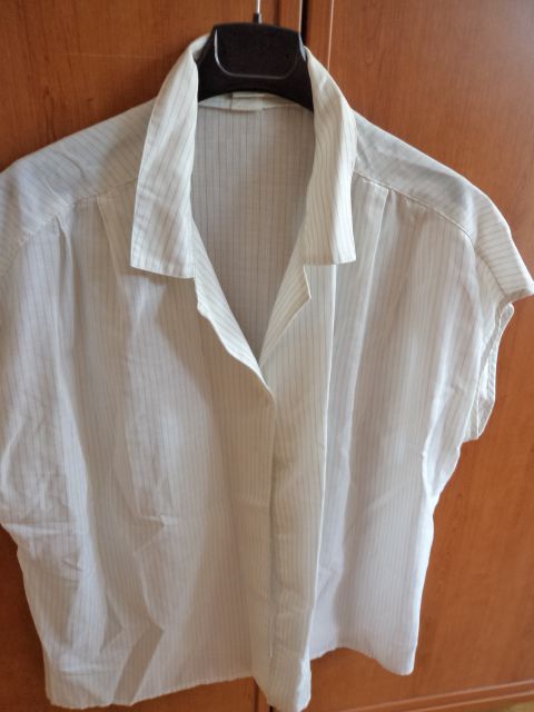 Bela srajca s tankimi bež črtami, 4 eur