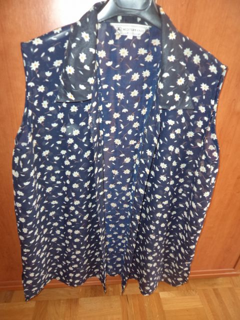 Temno modra srajca z belimi rožicami, 4 eur