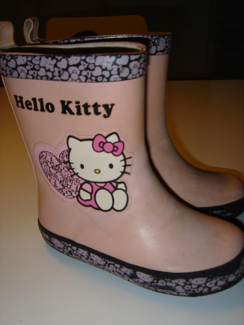 Prodani! Hello Kitty škorenjčki, št.23