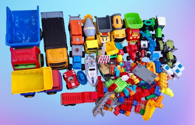 Komplet otroških igrač, vozil,... 25 € + še dodam